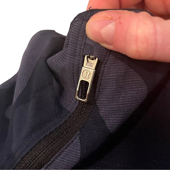 Men’s Lululemon T.H.E. 9” Dark Blue Camo Athletic Shorts - Picture 8 of 12